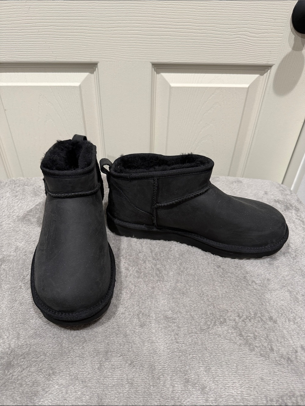UGG Kids Classic Mini Boot in Black